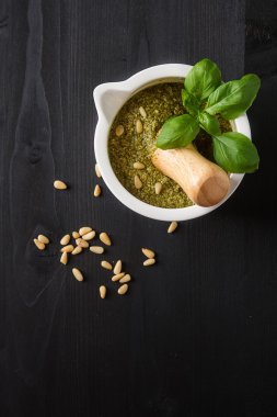 Ev yapımı yeşil pesto sos fesleğen ve beyaz mor çam fıstığı