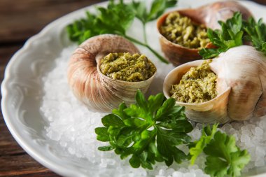 Büyük Escargots de Bourgogne - salyangoz ile sarımsak tereyağı, pişmiş