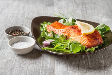 Biber limon ve tuz bir kardeş olarak tek parça pişmiş Somon ızgara