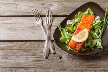 Biber limon ve tuz bir kardeş olarak tek parça pişmiş Somon ızgara