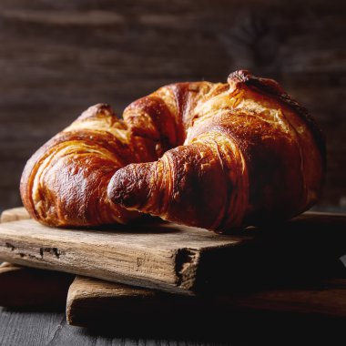 Fransız yemekleri kahvaltı için. Taze pişmiş kruvasanlar. Koyu ahşap bac