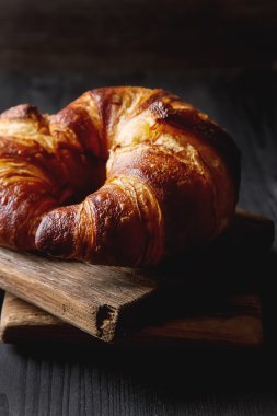 Fransız yemekleri kahvaltı için. Taze pişmiş kruvasanlar. Koyu ahşap bac