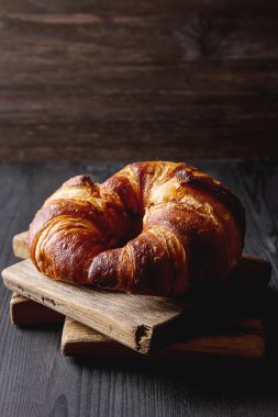 Fransız yemekleri kahvaltı için. Taze pişmiş kruvasanlar. Koyu ahşap bac
