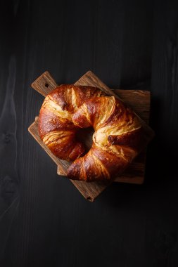 Fransız yemekleri kahvaltı için. Taze pişmiş kruvasanlar. Koyu ahşap bac