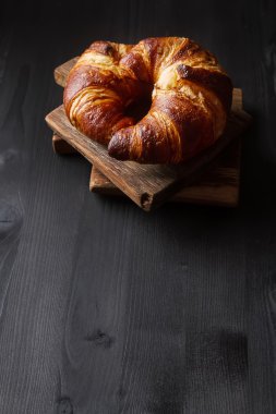 Fransız yemekleri kahvaltı için. Taze pişmiş kruvasanlar. Koyu ahşap bac