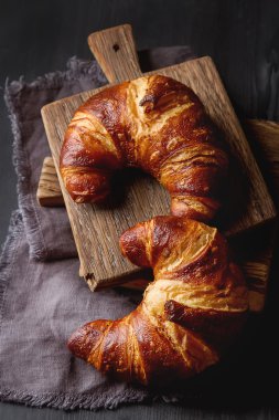 Fransız yemekleri kahvaltı için. Taze pişmiş kruvasanlar. Koyu ahşap bac