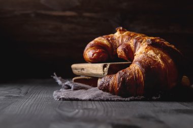 Fransız yemekleri kahvaltı için. Taze pişmiş kruvasanlar. Koyu ahşap bac