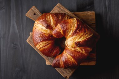 Fransız yemekleri kahvaltı için. Taze pişmiş kruvasanlar. Koyu ahşap bac