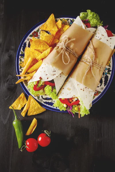 Tartilla vegetariana casera con tomates, col, queso y sala —  Fotos de Stock