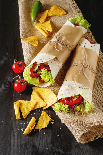 Vegetarian tartilla home with tomatoes, cabbage, cheese and sala — Stock Photo, Image