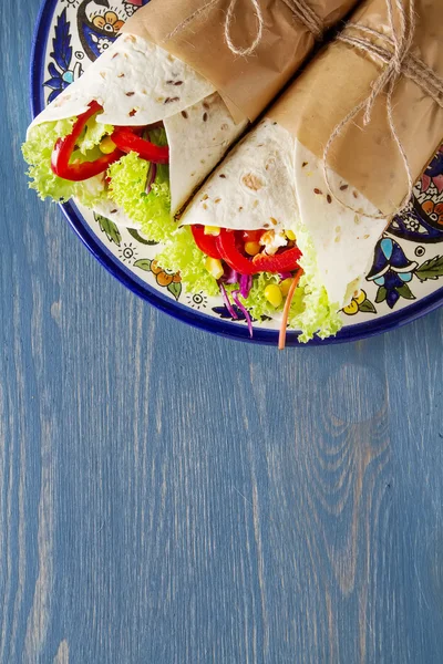 Tartilla vegetariana casera con tomates, col, lechuga y che —  Fotos de Stock