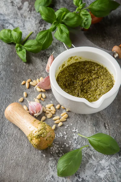 바질과 잣 흰색 mor에 만든 녹색 pesto 소스 — 스톡 사진