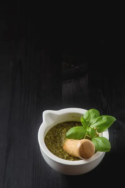 Saus pesto hijau buatan sendiri dengan kemangi dan kacang pinus di lumut putih — Stok Foto