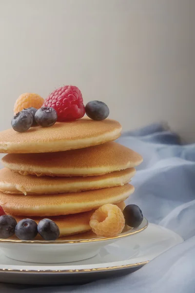 Inggris segar pancake buatan sendiri dengan raspberry, blueberry — Stok Foto