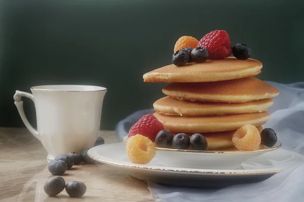 English fresh homemade pancakes with raspberries, blueberries — Stock Photo, Image