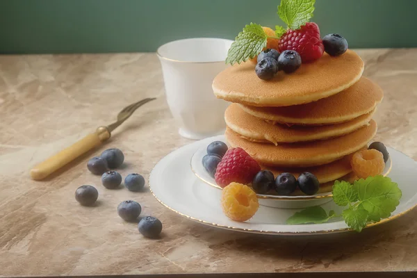 Inggris segar pancake buatan sendiri dengan raspberry, blueberry — Stok Foto