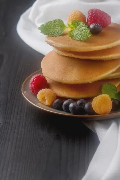 Inggris segar pancake buatan sendiri dengan raspberry, blueberry, m — Stok Foto