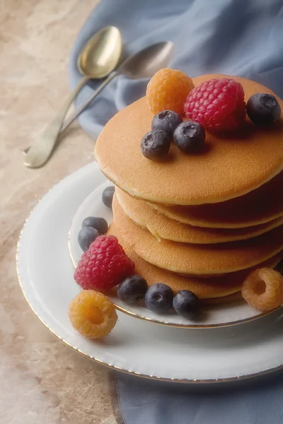 Inggris segar pancake buatan sendiri dengan raspberry, blueberry — Stok Foto