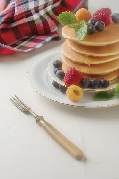 Inggris segar pancake buatan sendiri dengan raspberry, blueberry — Stok Foto