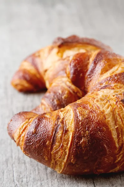 French food for breakfast. Fresh baked croissants. Light wood ba — Stock Photo, Image