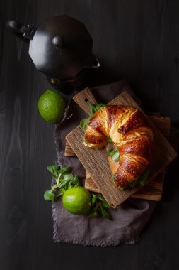 Fransız yemekleri kahvaltı için. Pişmiş kruvasan sandviç somon ile 