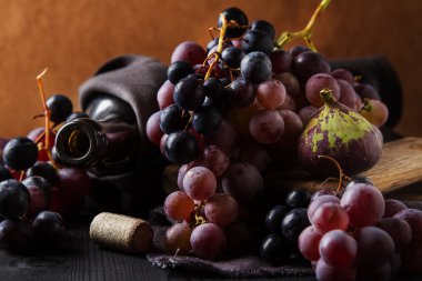 Grapevine bir ahşap tahta üzerinde. Fransız üzüm bağı. Şarap şişesi ve co