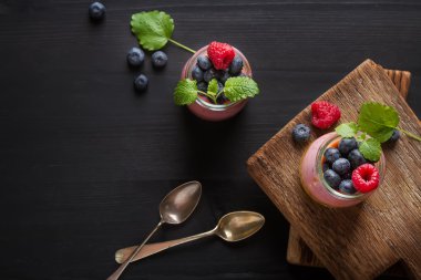 Yaban mersini, raspberri bir cam kavanoza taze ev yapımı yoğurt
