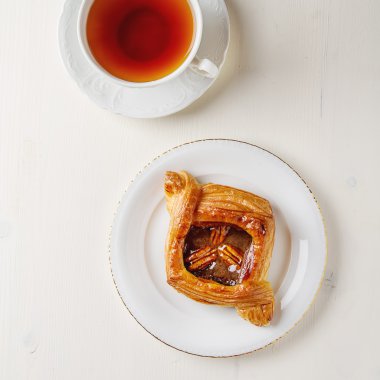 Taze tatlı ev yapımı tarçın bir tabağa cevizli rulo. Bir c