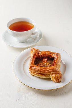 Taze tatlı ev yapımı tarçın bir tabağa cevizli rulo. Bir c