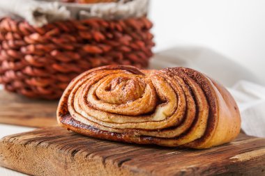 Taze tatlı ev yapımı tarçın rulo. Svedish mutfağı. Hafif ahşap