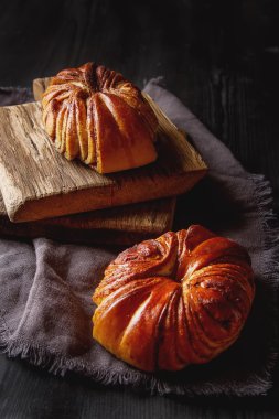 Taze tatlı ev yapımı tarçın rulo. Svedish mutfağı. Koyu renkli ahşap 