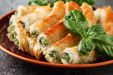 Geleneksel ev yapımı Yunan peynir, ıspanak pasta kırmızı plaka üzerinde. G