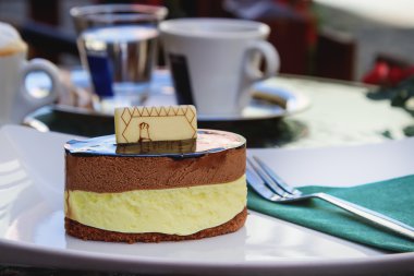 Cafe sokakta. Bir fincan kahve ile çikolata limonlu kek. G