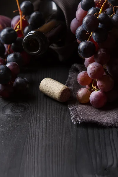 Grapevine på en träskiva. Fransk vingård. Vinflaska och co — Stockfoto