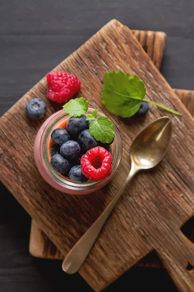 Свіжий домашній йогурт у скляній банці з чорницею, малиновий — стокове фото
