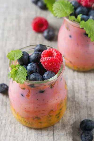 Frischer hausgemachter Joghurt im Glas mit Blaubeeren, Himbeeren — Stockfoto
