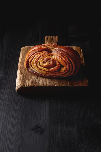 新鮮な甘い自家製のシナモン ロール。Svedish 料理。ダークウッド — ストック写真