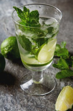 Cam tankı mojito ve kokteyller için malzemeler. Taze nane, lim