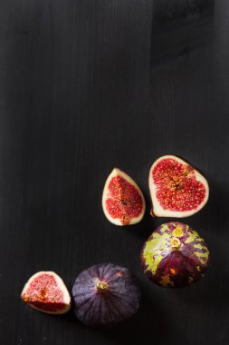 Sulu olgun meyve incir koyu ahşap arka plan