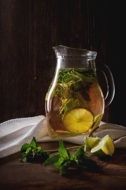 Nane buzlu cam limonlu çay. Koyu arka plan.