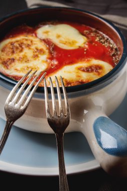 Ev Parmigiana di melanzane ripe domates, beyaz Mozzarella peyniri ile 