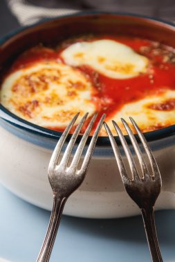 Ev Parmigiana di melanzane ripe domates, beyaz Mozzarella peyniri ile 