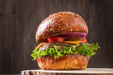 Marul ve mayonez se ile ev yapımı sığır eti hamburger closeup