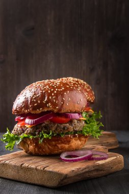 Marul ve mayonez se ile ev yapımı sığır eti hamburger closeup