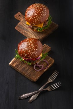 Marul ve mayonez se ile ev yapımı sığır eti hamburger closeup