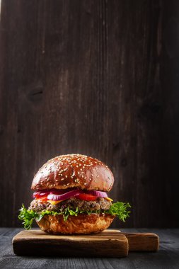 Marul ve mayonez se ile ev yapımı sığır eti hamburger closeup
