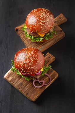 Marul ve mayonez se ile ev yapımı sığır eti hamburger closeup