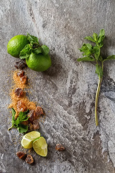 Mojito için malzemeler. Taze nane, limon, şeker üzerinde siyah arka — Stok fotoğraf