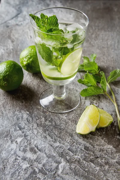 Tanque de vidrio mojito e Ingredientes para cócteles. Menta fresca, lim —  Fotos de Stock