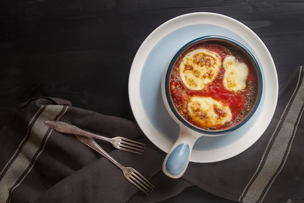 Strona główna Parmigiana di melanzane z mozzarellą dojrzały pomidor, biały — Zdjęcie stockowe